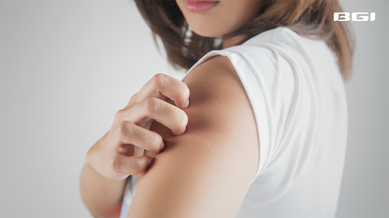 girlscrachingarm.png